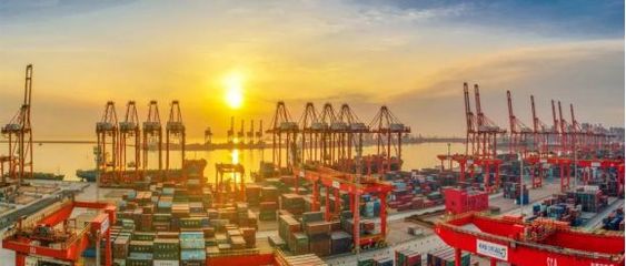 山東港口日照港創(chuàng)國內(nèi)最大內(nèi)貿(mào)集裝箱船裝卸新紀(jì)錄，彰顯港口綜合實(shí)力